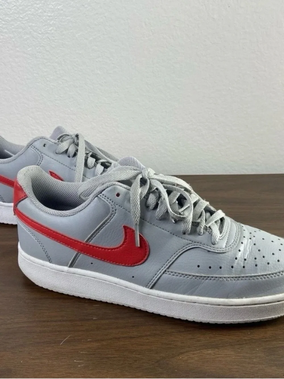 Nike Low-Top Sneakers in Light Gray with Red Swoosh